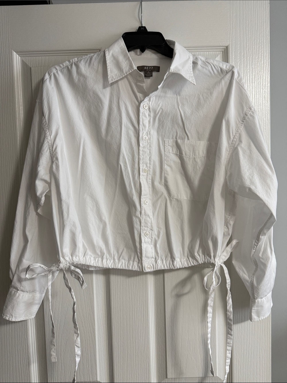 American Eagle Outfitters White Button-Front Cropped Tie-Hem Blouse